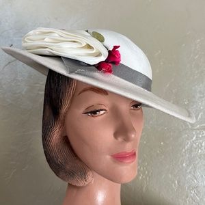 ADORABLE VINTAGE WINTER WHITE FELT AND FABRIC WIDE BRIM HAT WITH FABRIC FLOWERS